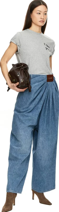 Drapierte Jeans mit Lederaufnäher Blau