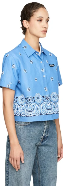 Kurzarm Bluse mit Bandana-Print Blau