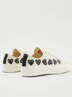 Low Top Chucks 'Play Converse Heart' Crème
