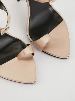 Mules 'Dive' Genuine Nude