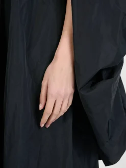 Ärmelloses Kleid mit Cape Schwarz